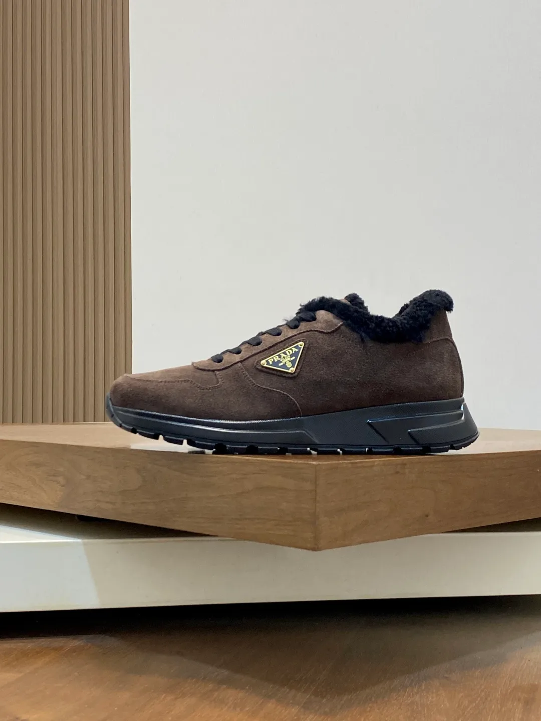 💰780 Prada/Prada Autumn and winter men's leather lace-up sneakers. Top-quality goods produced in Dongguan. Imported Nappa cowhide leather upper with raised layered design. Light and breathable, soft and comfortable. Genuine calfskin leather edging has a distinctive sporty style. The leather tongue is equipped with the classic PRADA letter red rubber label badge to fully display the brand style. The transparent air-cushion midsole is equipped with a lightweight tread rubber outsole. It is light and increased by about 4CM. The inner lining is Excellent foot feel. Comes with original packaging. 38-44 (customized at 45). Size: 39-40-41-42-43-44. Standard leather shoe size.